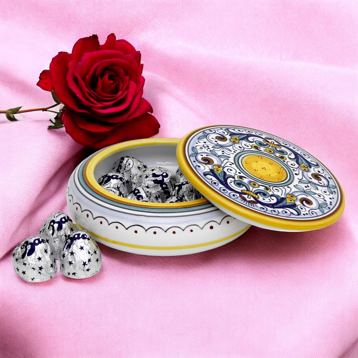 LOVE.ly Deruta Keepsake Round Box with 10 Baci Perugina - RICCO DERUTA design