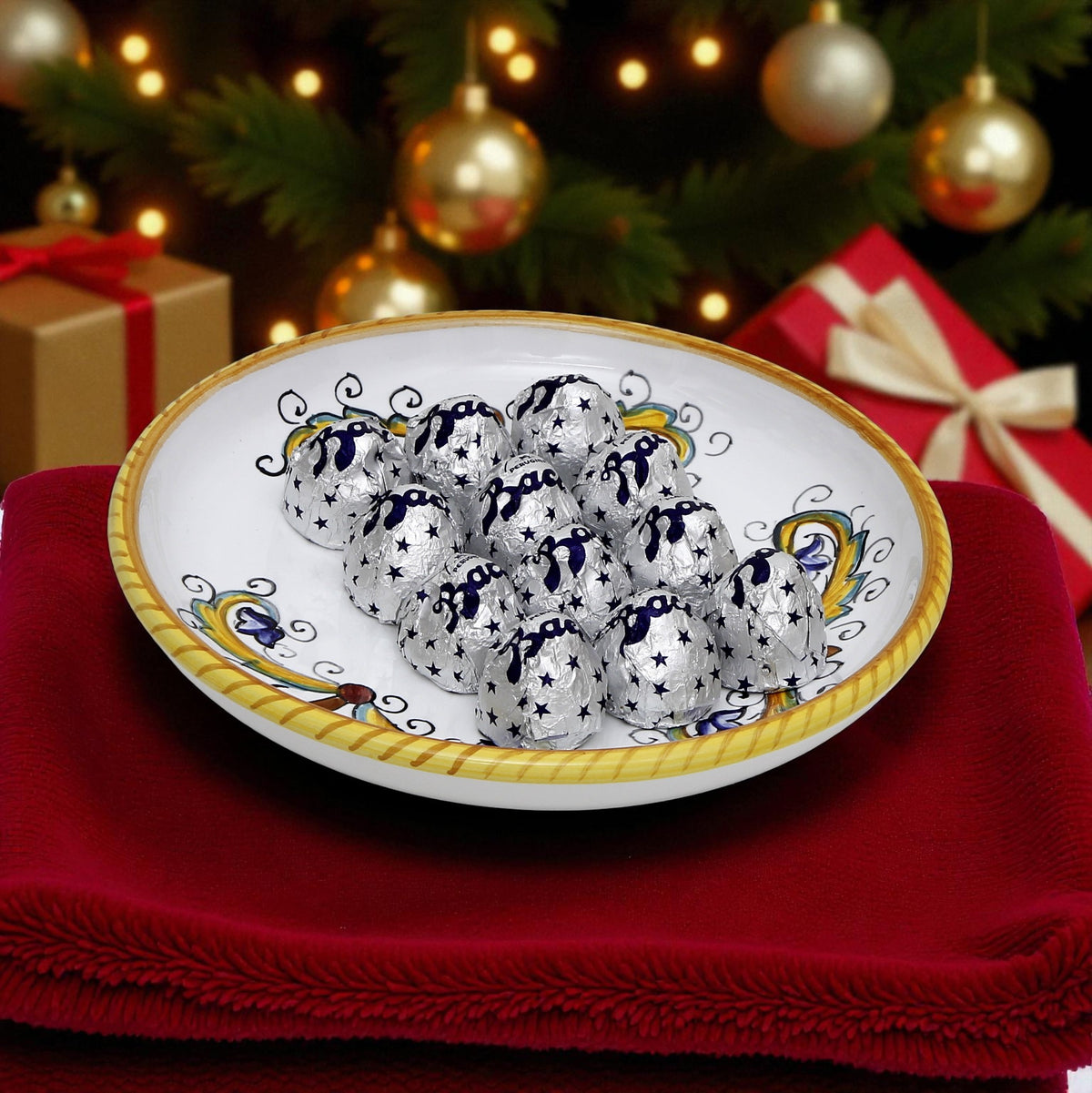 LOVE.ly: Deruta Small Round Multipurpose Bowl with 12 Baci Perugina - PERUGINO design