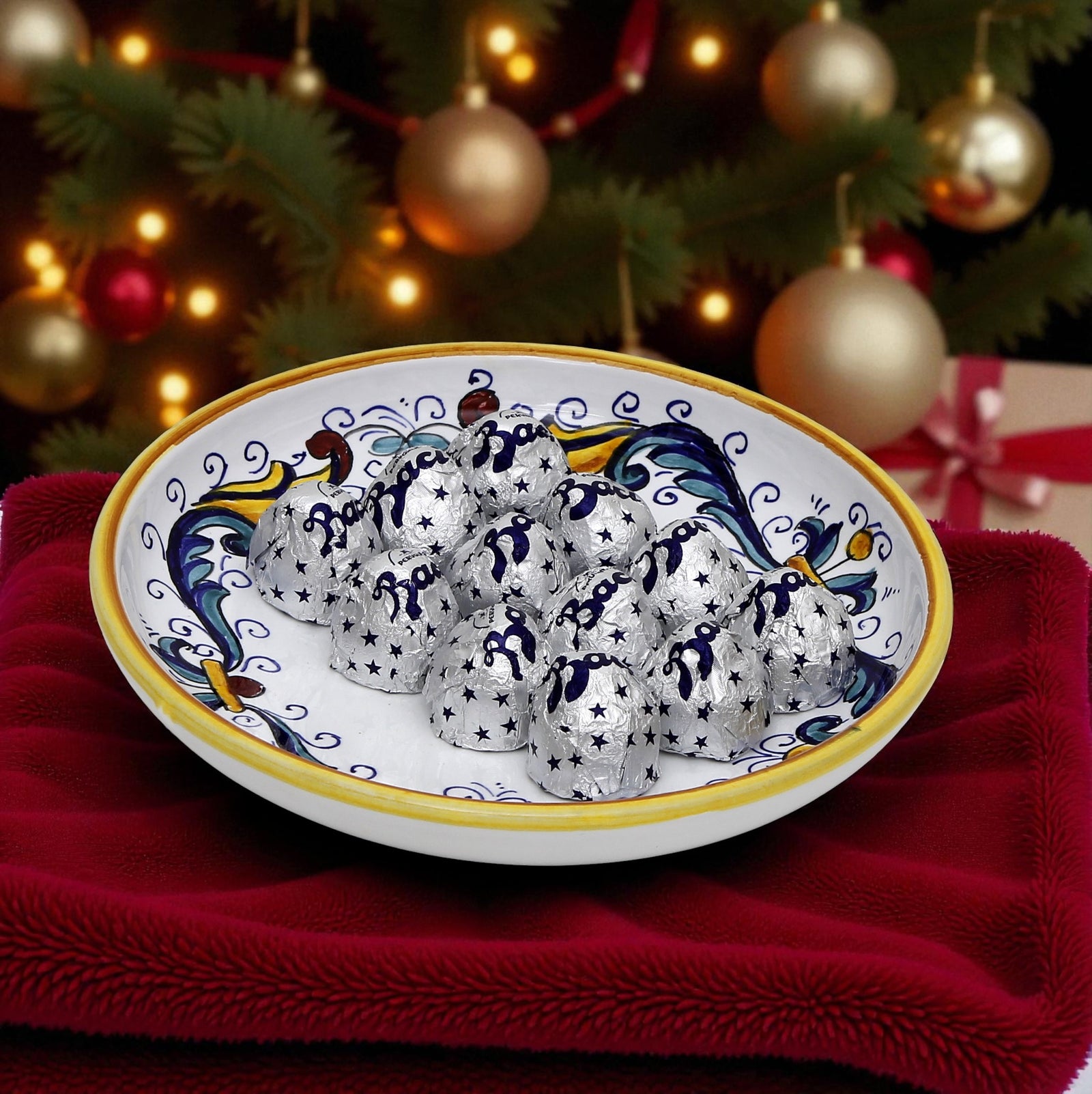 LOVE.ly: Deruta Small Round Multipurpose Bowl with 12 Baci Perugina - RICCO DERUTA design
